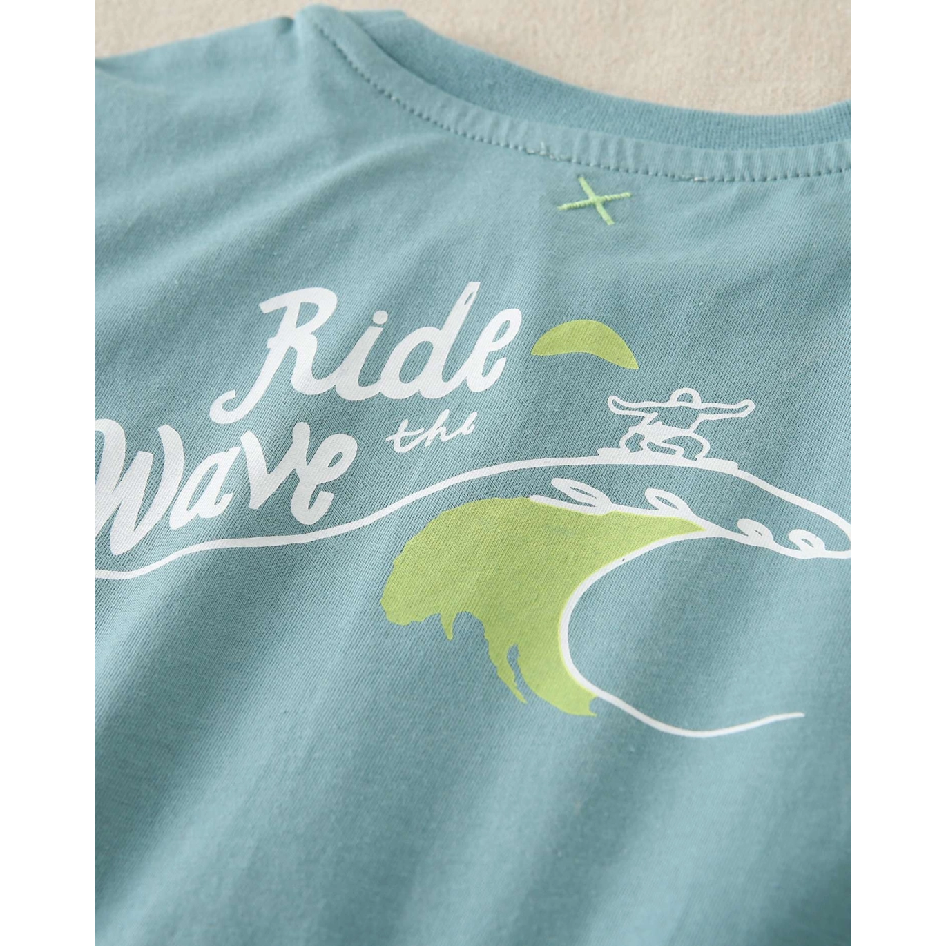 Camiseta de niño verde con dibujo en la espalda
