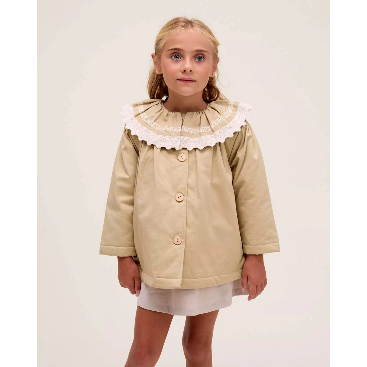 Gabardina de niña beige con volante en el cuello