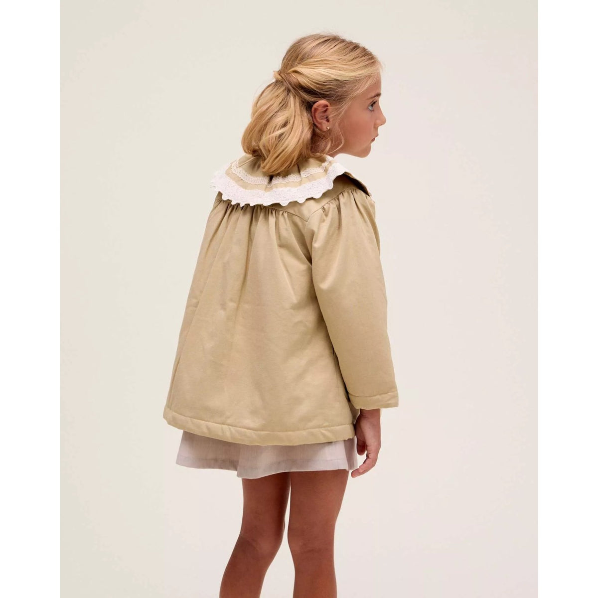 Gabardina de niña beige con volante en el cuello