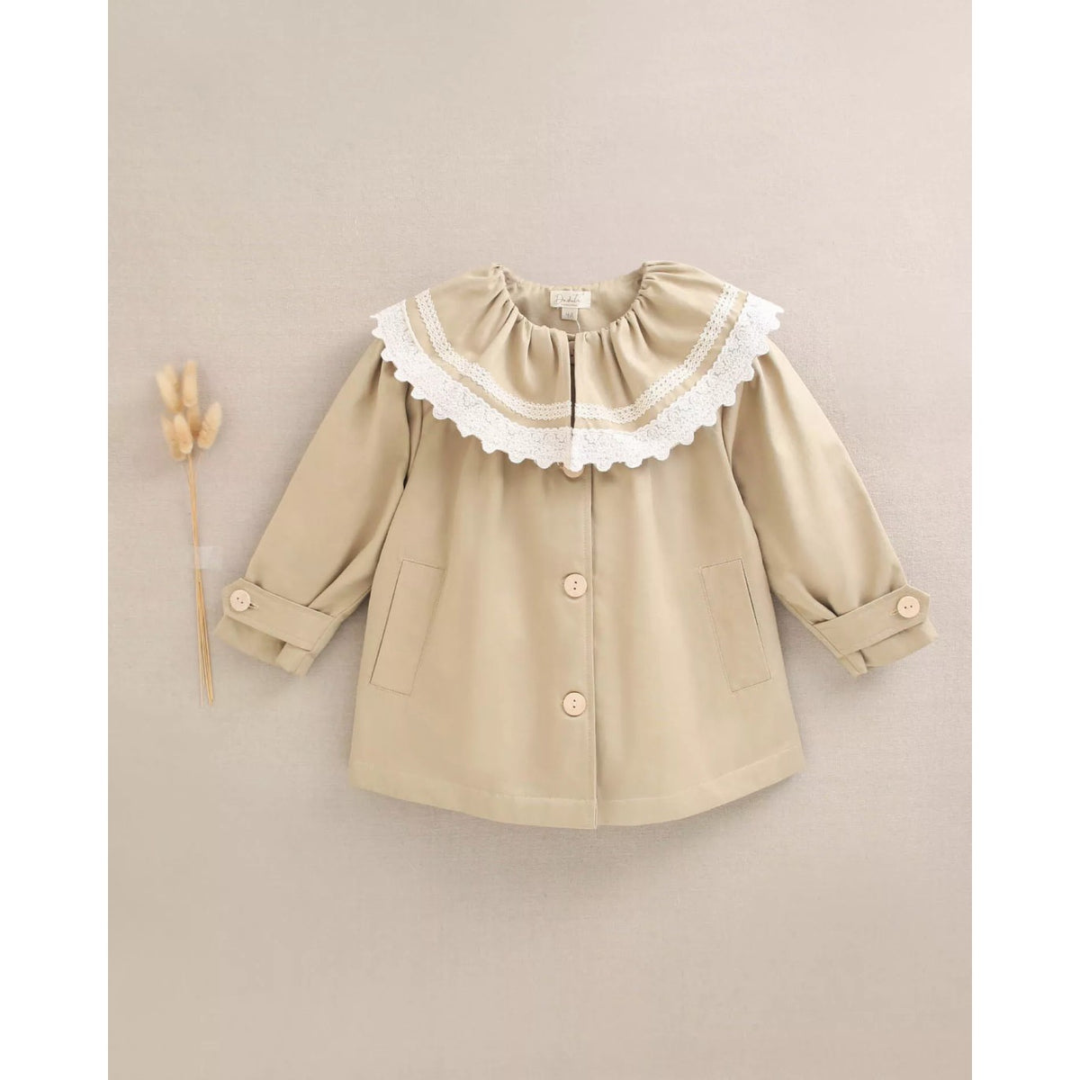 Gabardina de niña beige con volante en el cuello