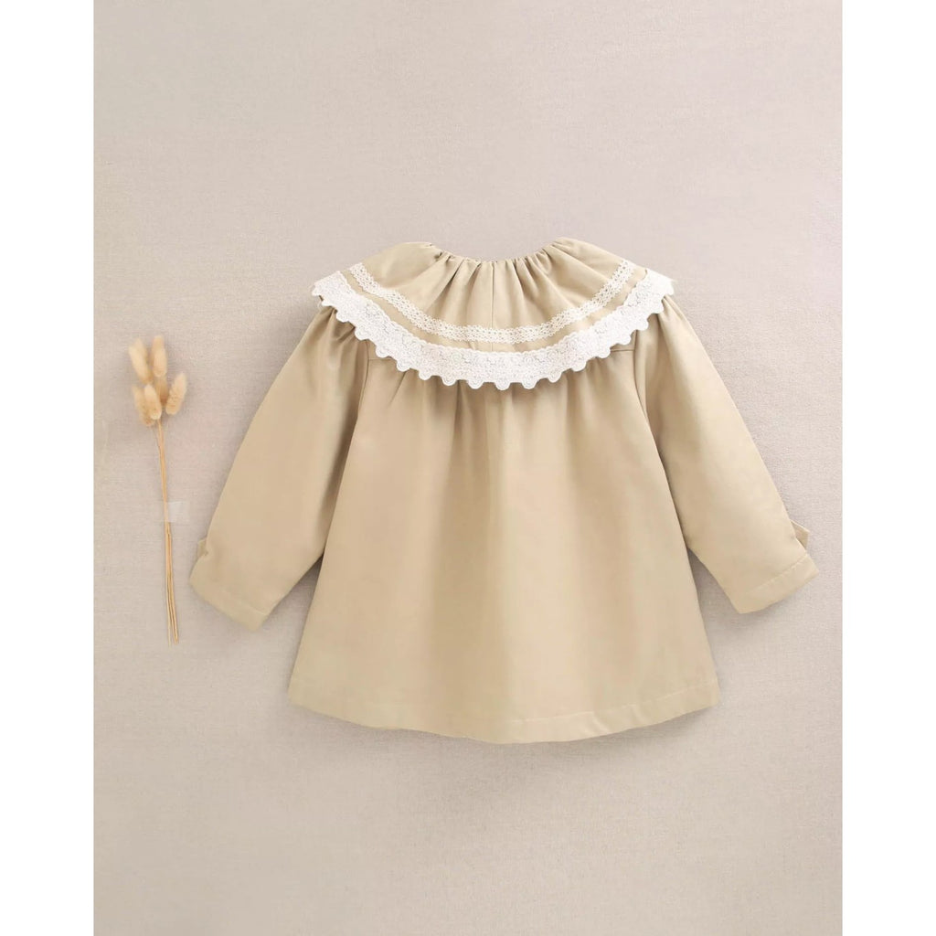 Gabardina de niña beige con volante en el cuello
