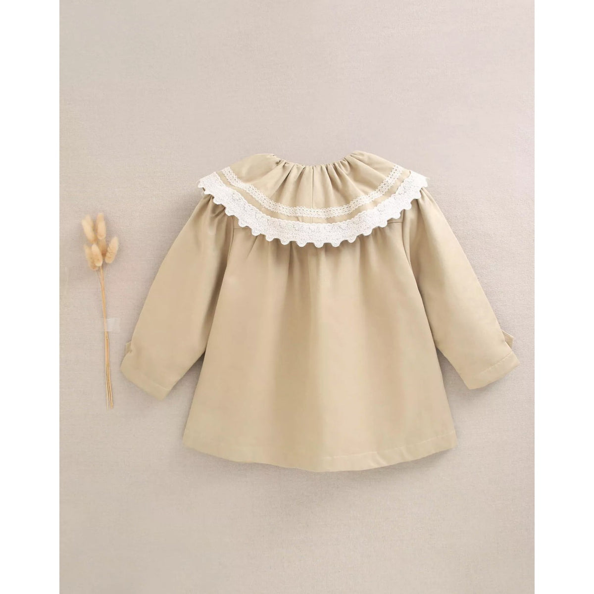 Gabardina de niña beige con volante en el cuello