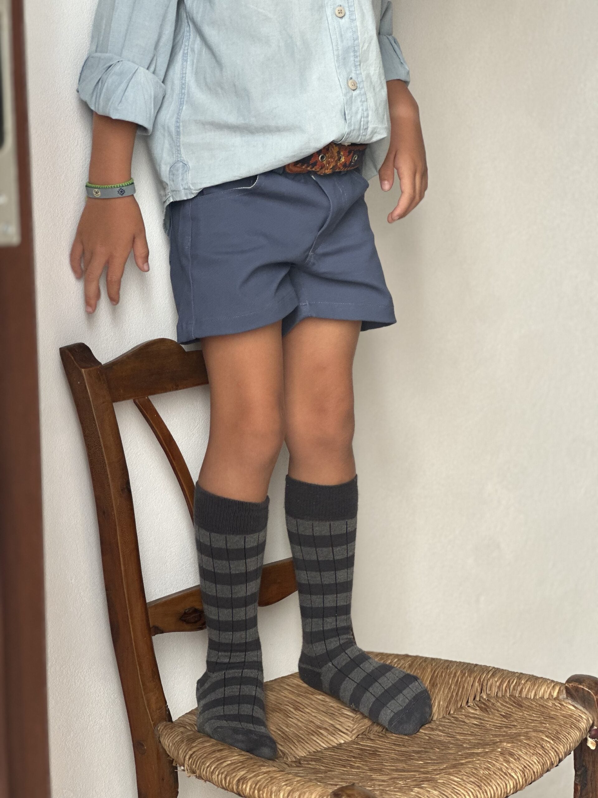 Pantalón corto azul de niño
