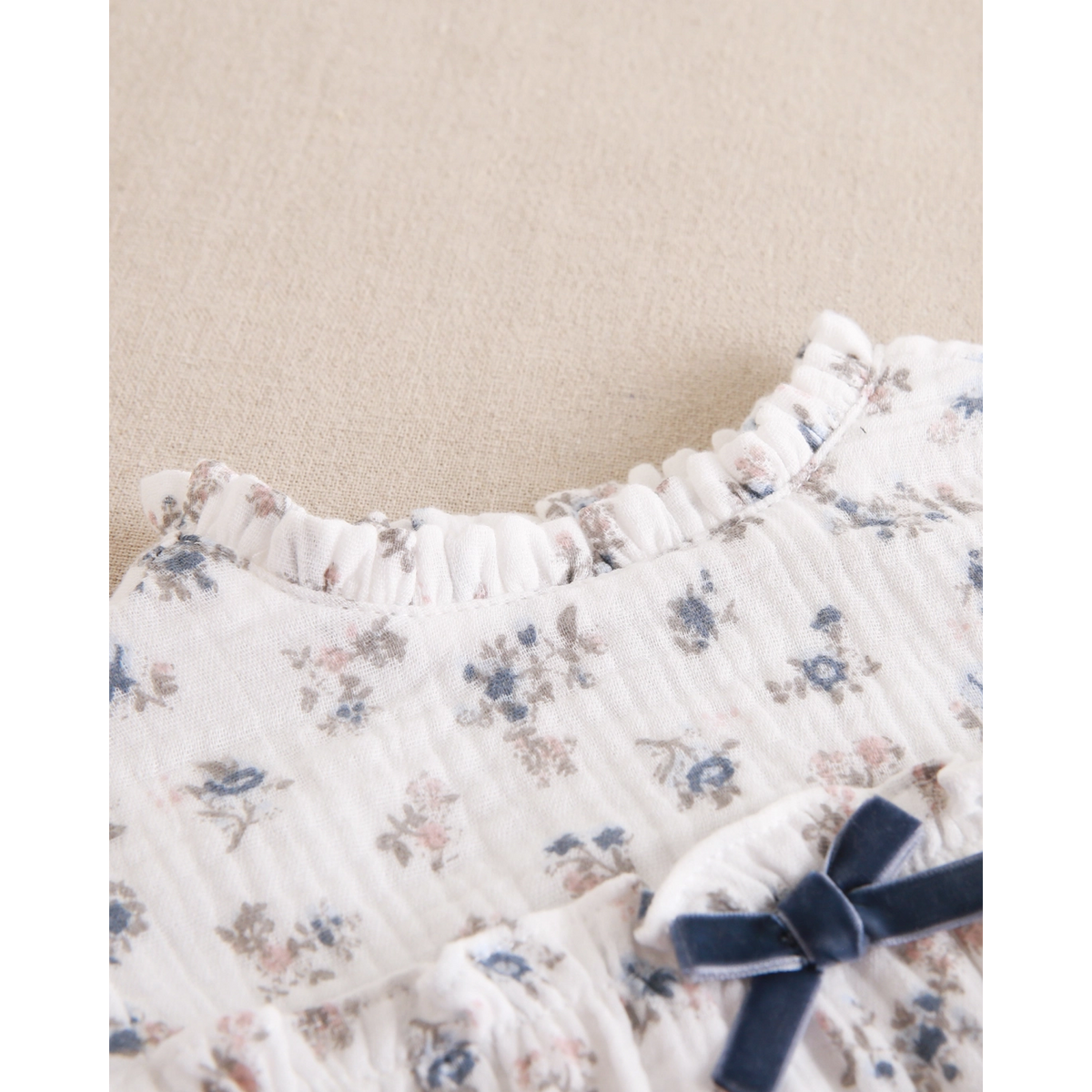 Ranita de bebé niña de bambula blanca con lazo azul