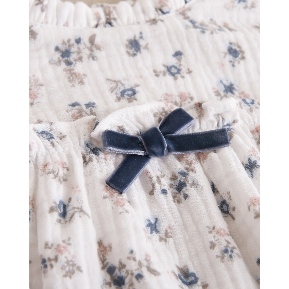 Ranita de bebé niña de bambula blanca con lazo azul