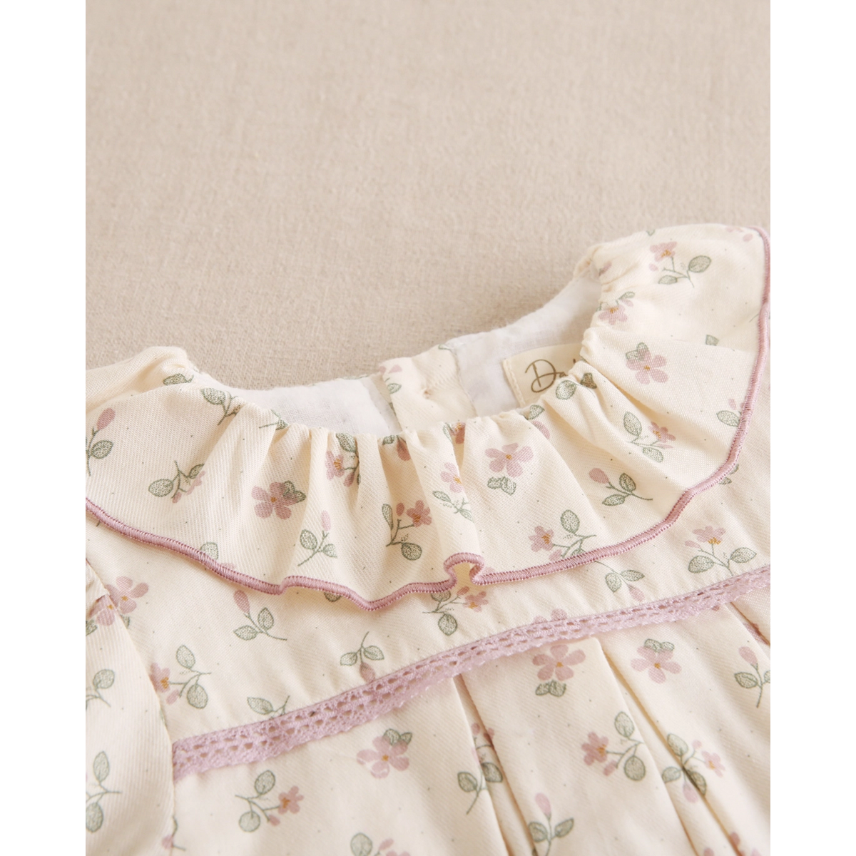 Ranita de bebé niña de flores rosa con cuello volante