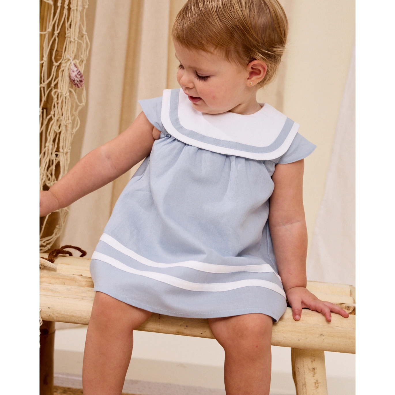 Vestido de bebé con braguita azul y cuello babero