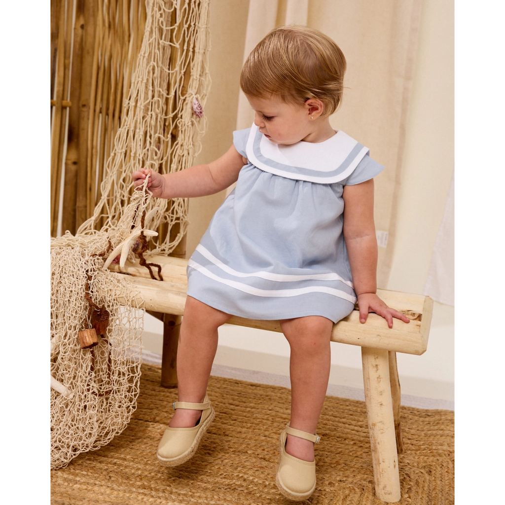 Vestido de bebé con braguita azul y cuello babero