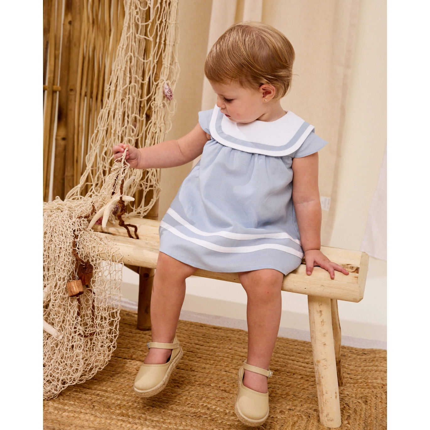 Vestido de bebé con braguita azul y cuello babero