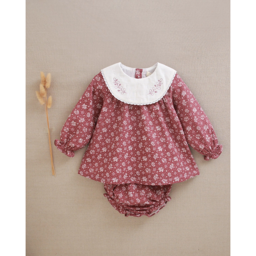 Vestido de bebé estampado con braguita y cuello con bordados