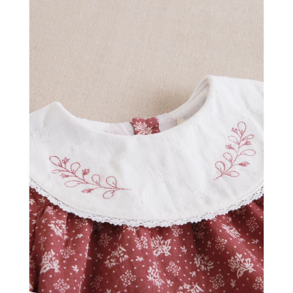 Vestido de bebé estampado con braguita y cuello con bordados
