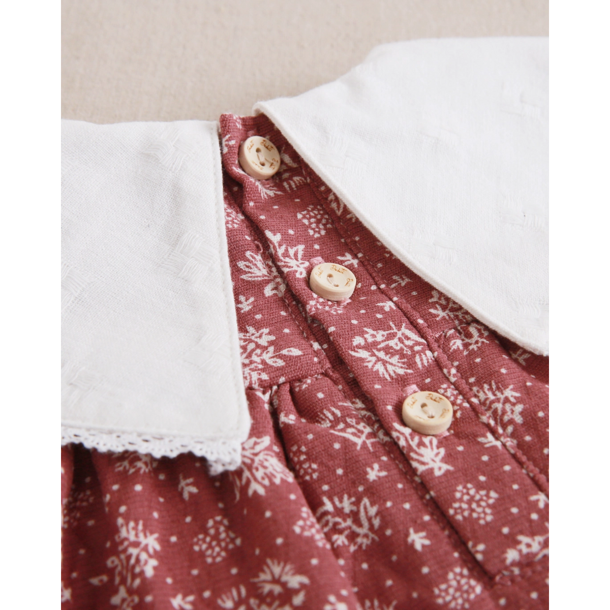 Vestido de bebé estampado con braguita y cuello con bordados