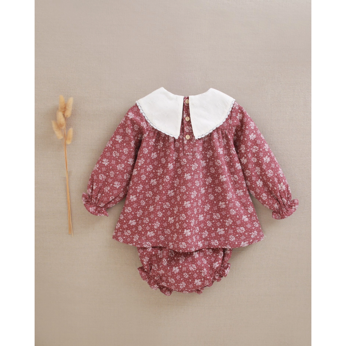 Vestido de bebé estampado con braguita y cuello con bordados