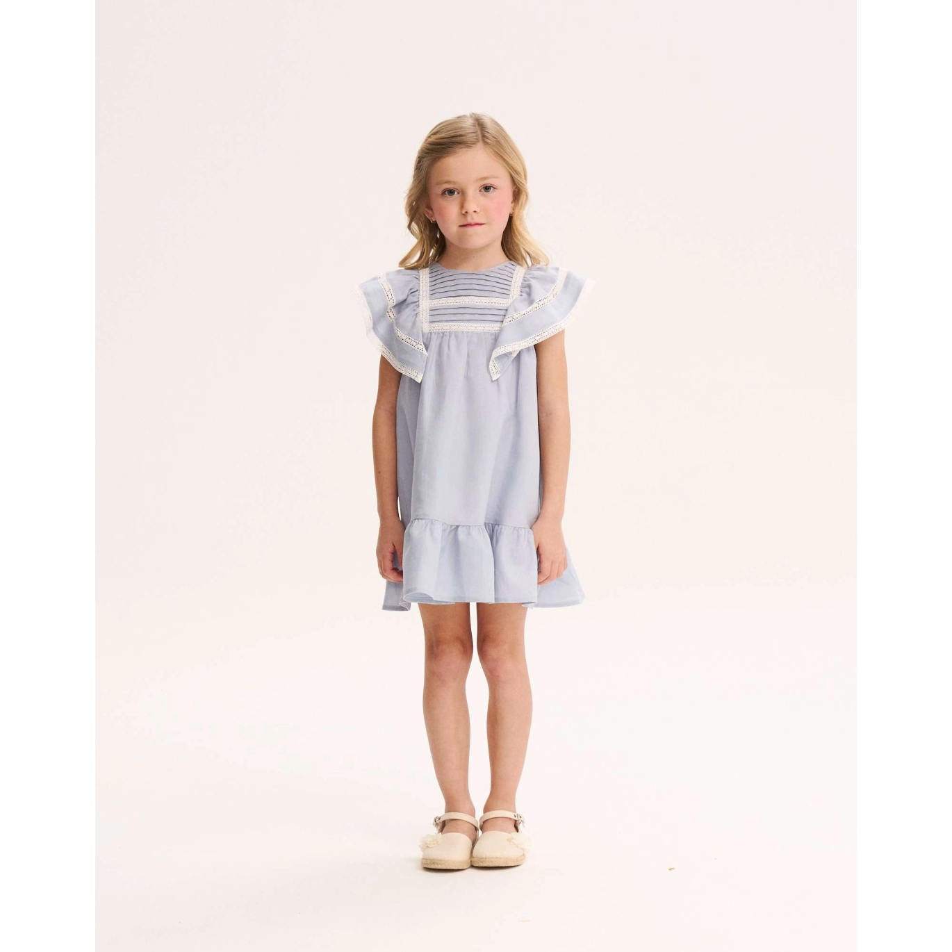 Vestido de niña azul de lino con jaretas en pechera