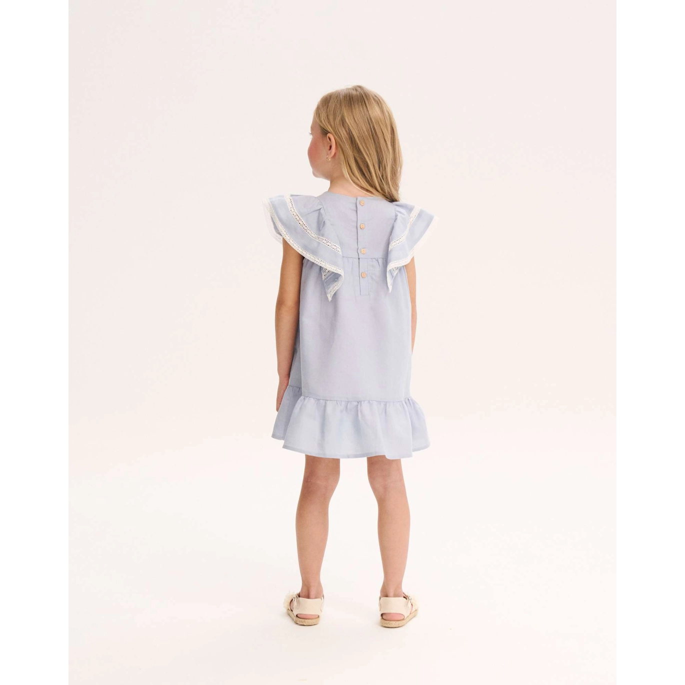 Vestido de niña azul de lino con jaretas en pechera