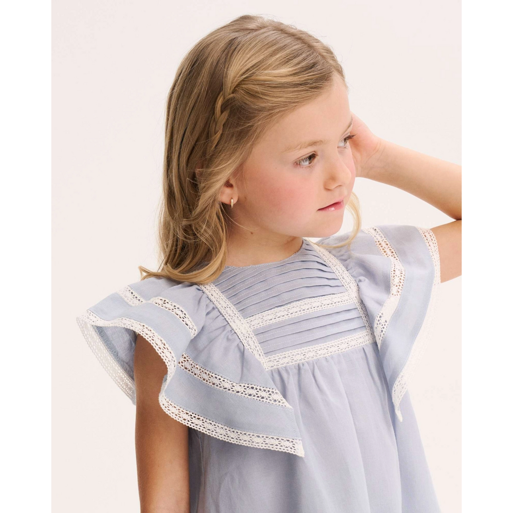 Vestido de niña azul de lino con jaretas en pechera