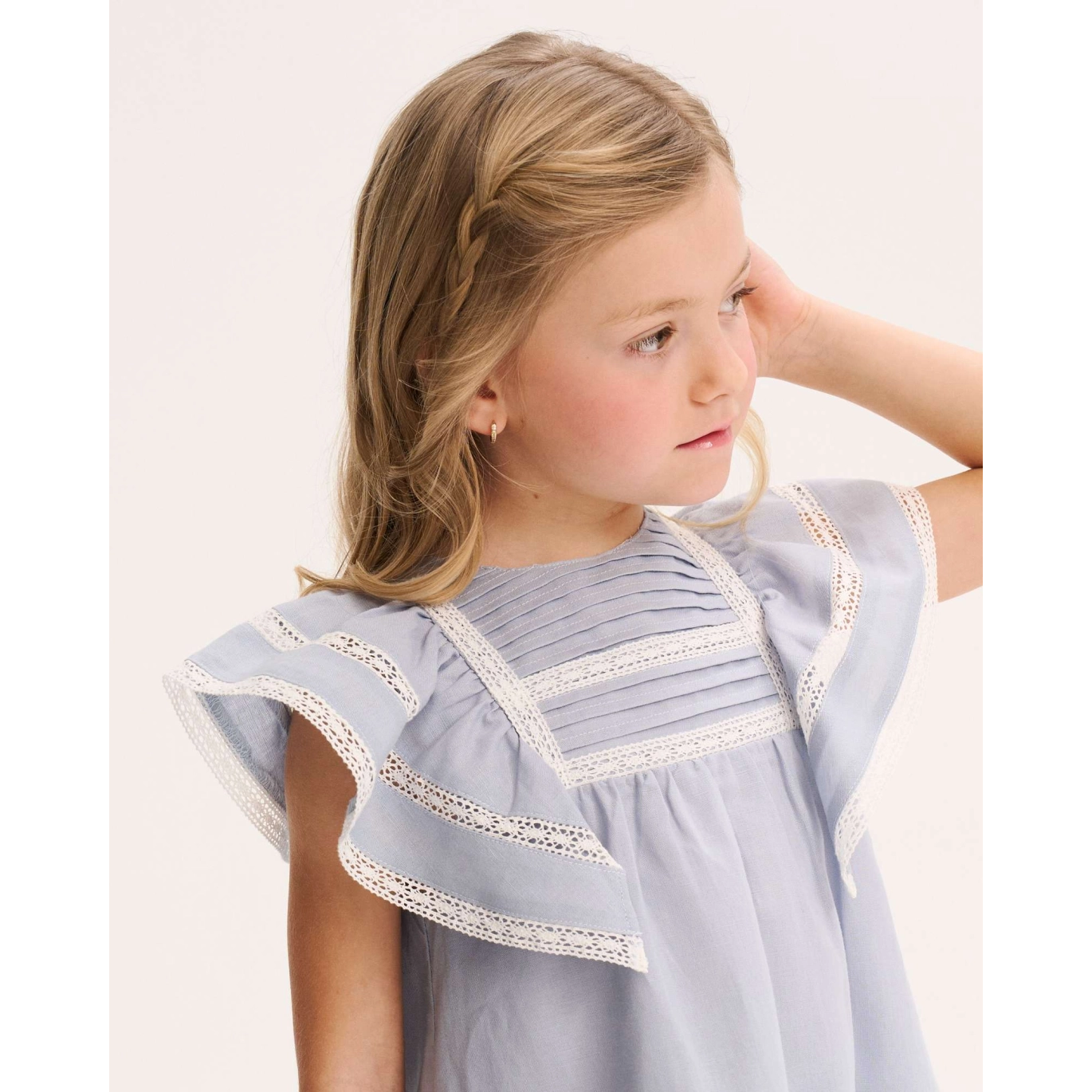 Vestido de niña azul de lino con jaretas en pechera