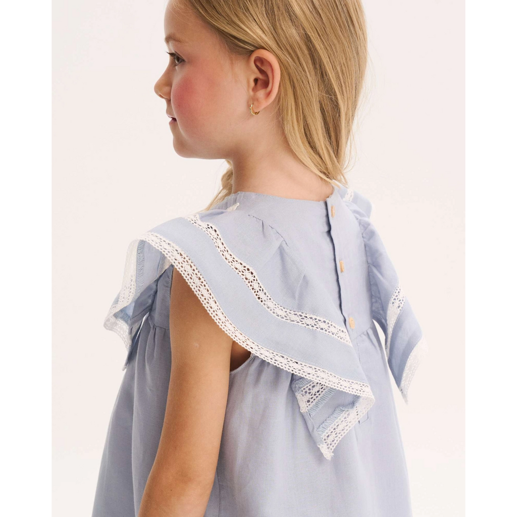 Vestido de niña azul de lino con jaretas en pechera
