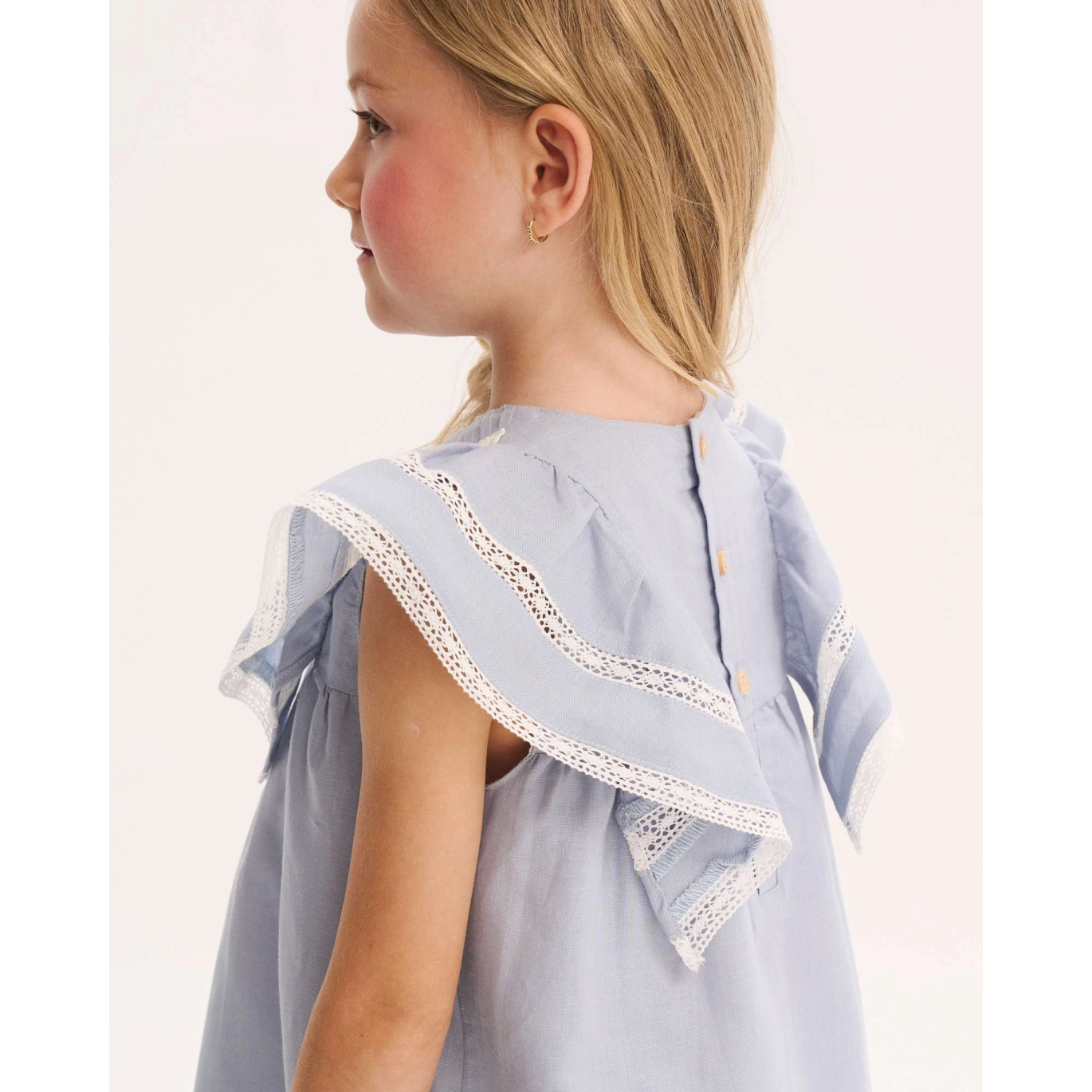 Vestido de niña azul de lino con jaretas en pechera