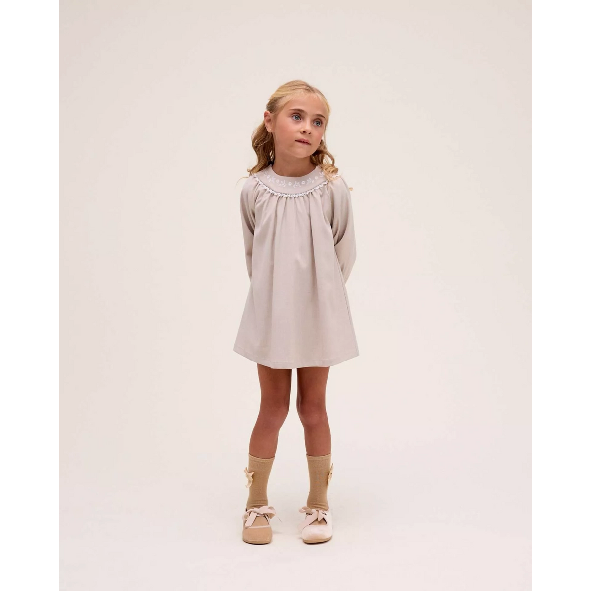 Vestido de niña beige de ceremonia con bordado de flores