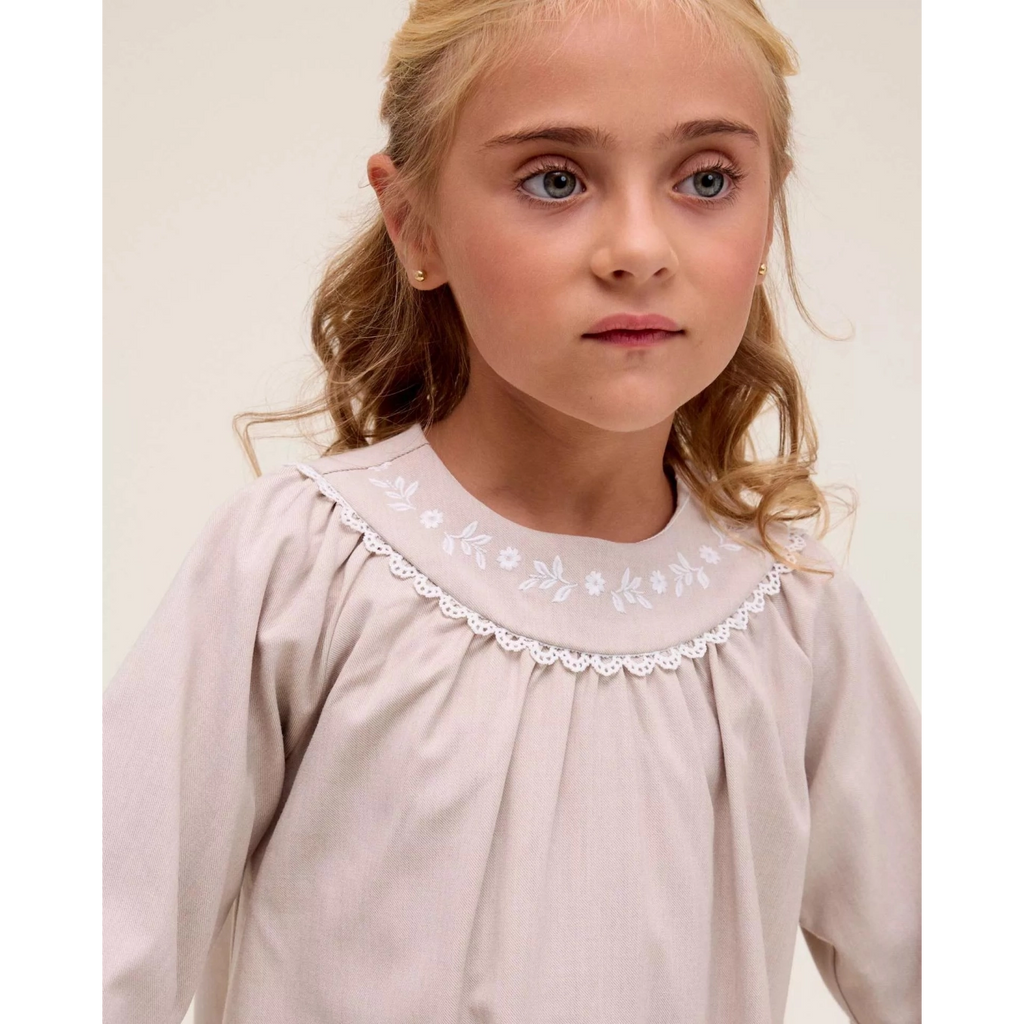 Vestido de niña beige de ceremonia con bordado de flores