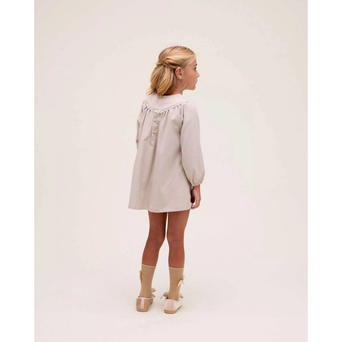 Vestido de niña beige de ceremonia con bordado de flores