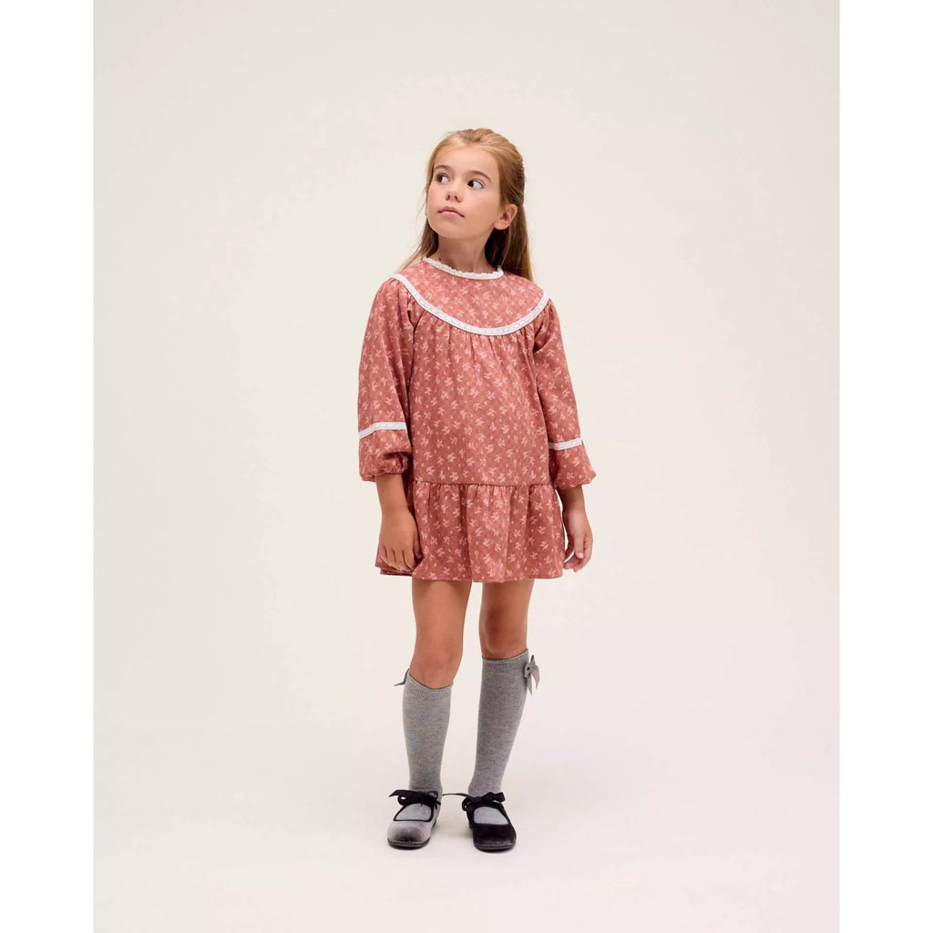 Vestido de niña color teja con estampado de hojas