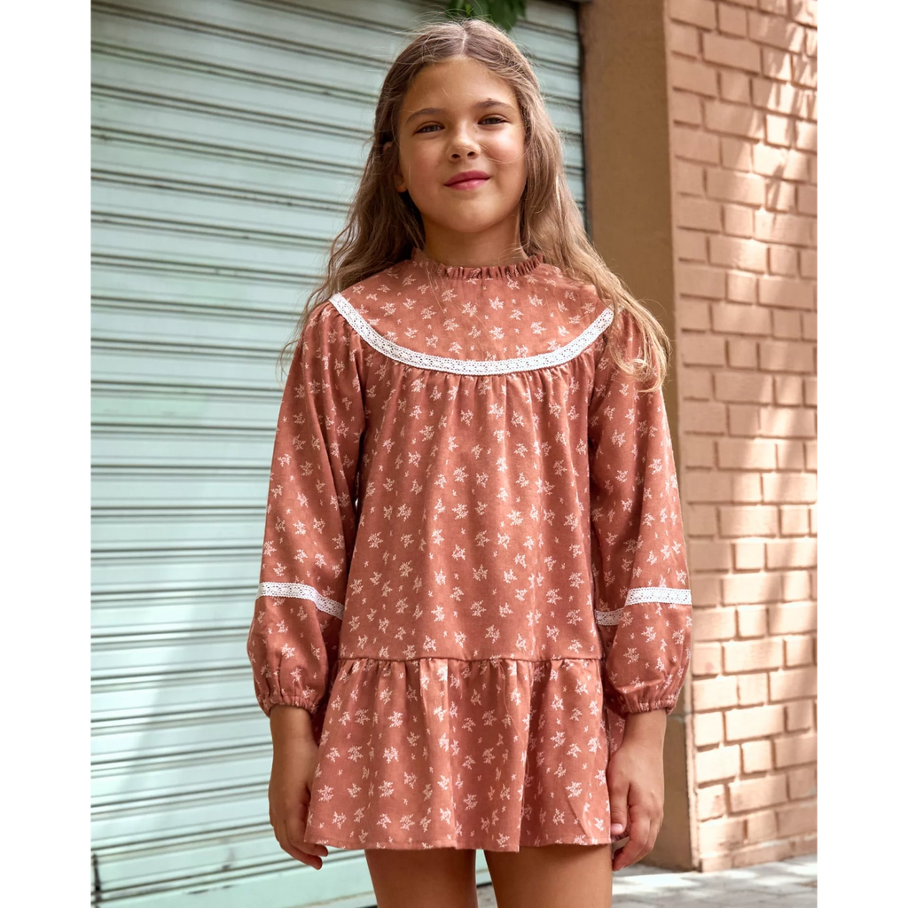 Vestido de niña color teja con estampado de hojas