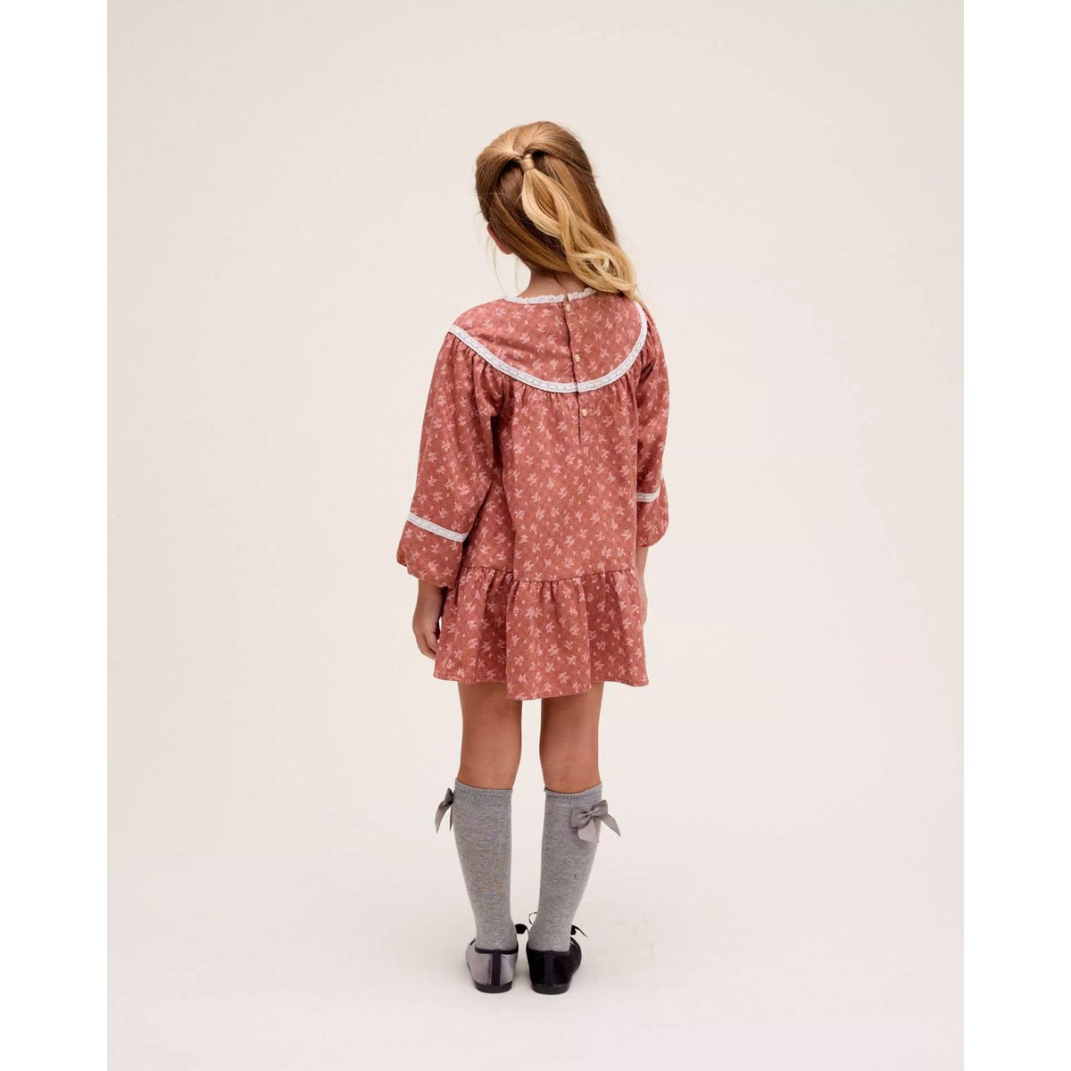 Vestido de niña color teja con estampado de hojas