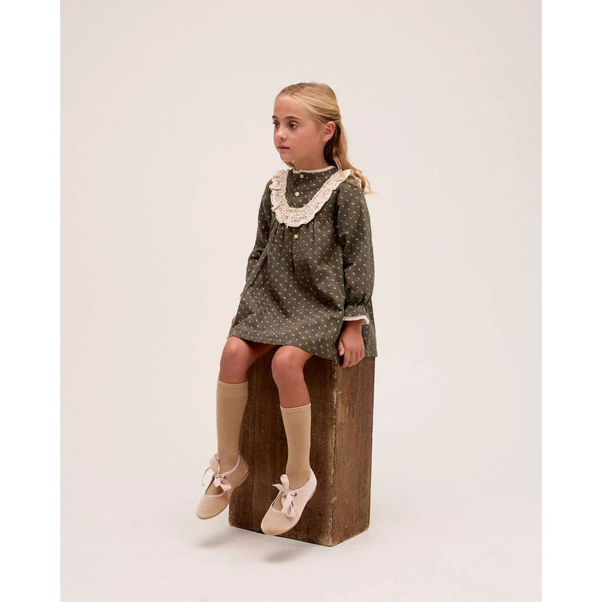 Vestido de niña con estampado de hojas