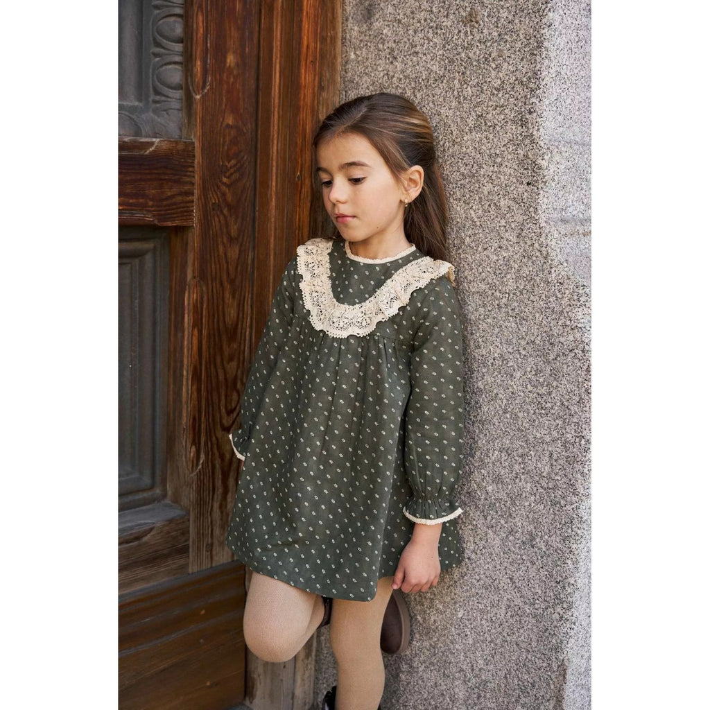 Vestido de niña con estampado de hojas