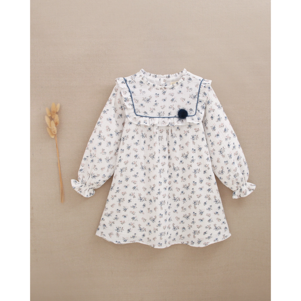 Vestido de niña de bambula blanca floral y pompón azul