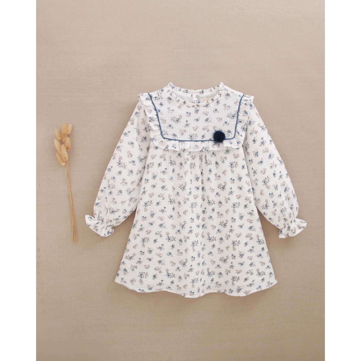 Vestido de niña de bambula blanca floral y pompón azul
