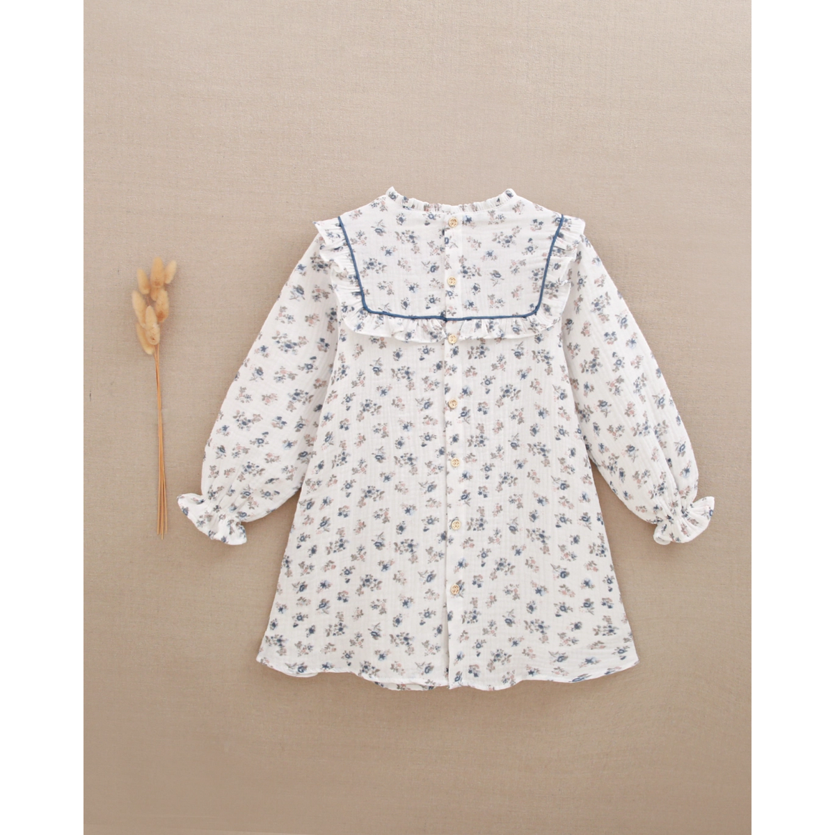 Vestido de niña de bambula blanca floral y pompón azul