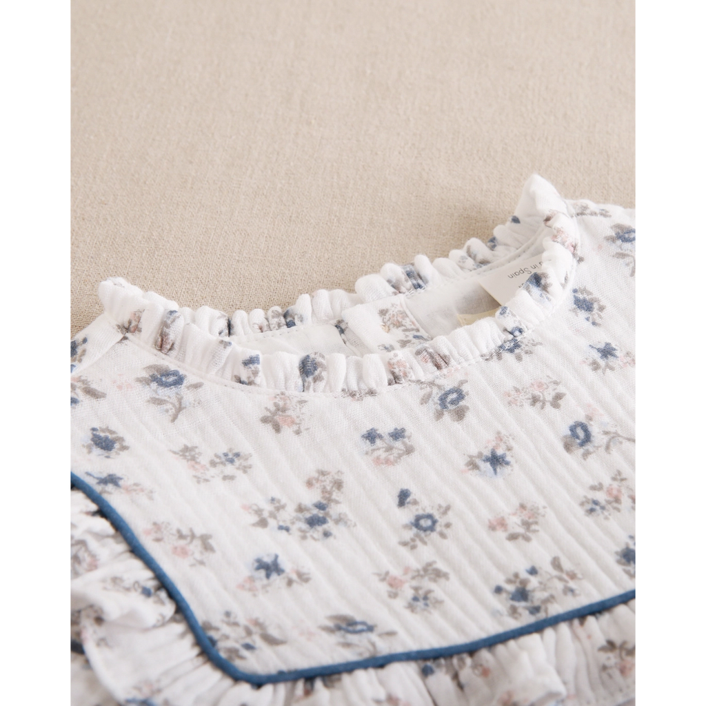 Vestido de niña de bambula blanca floral y pompón azul
