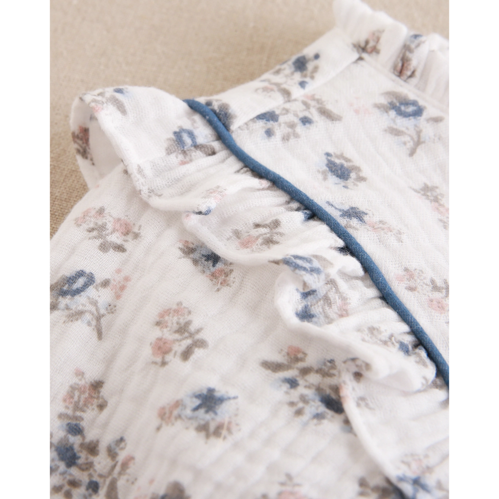 Vestido de niña de bambula blanca floral y pompón azul