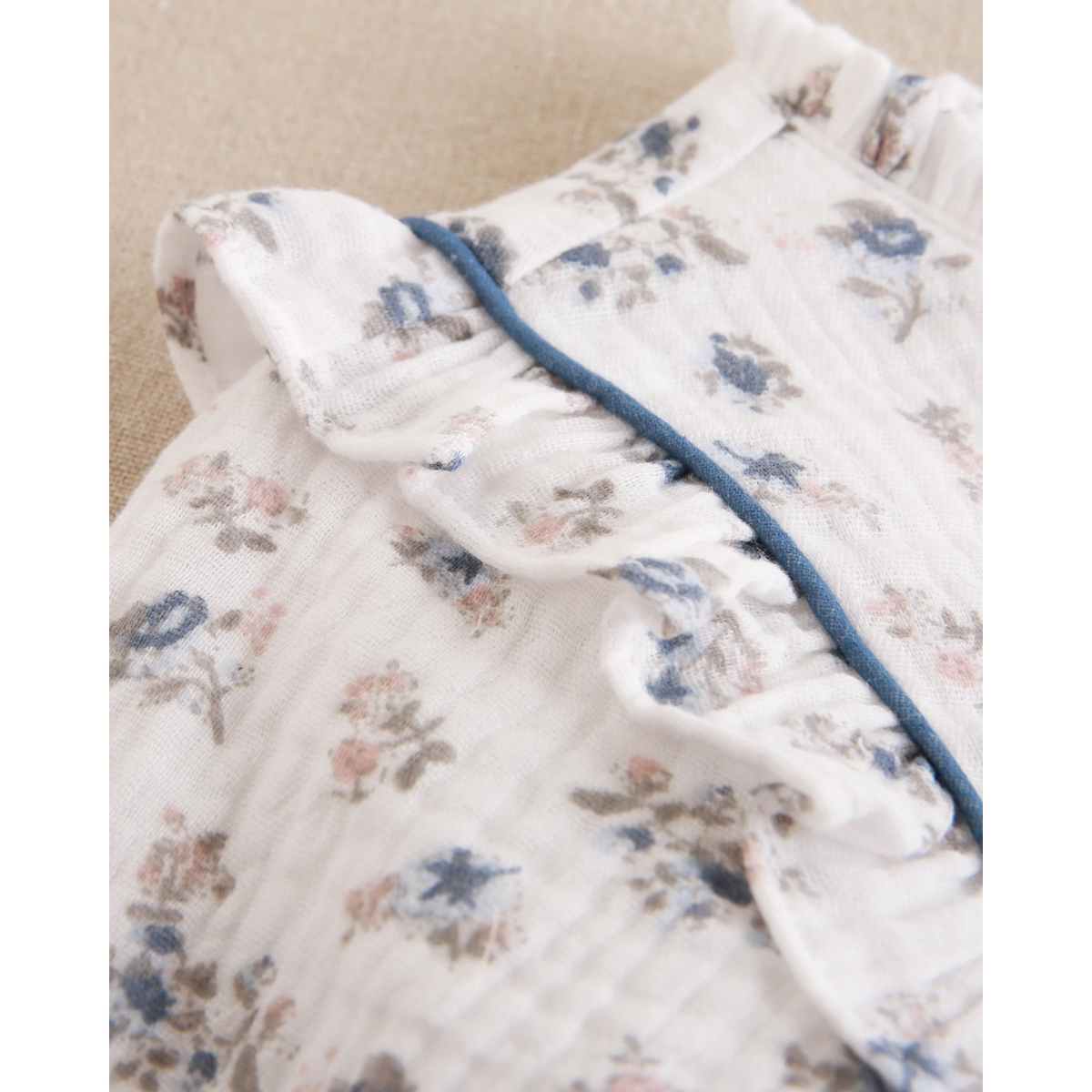 Vestido de niña de bambula blanca floral y pompón azul