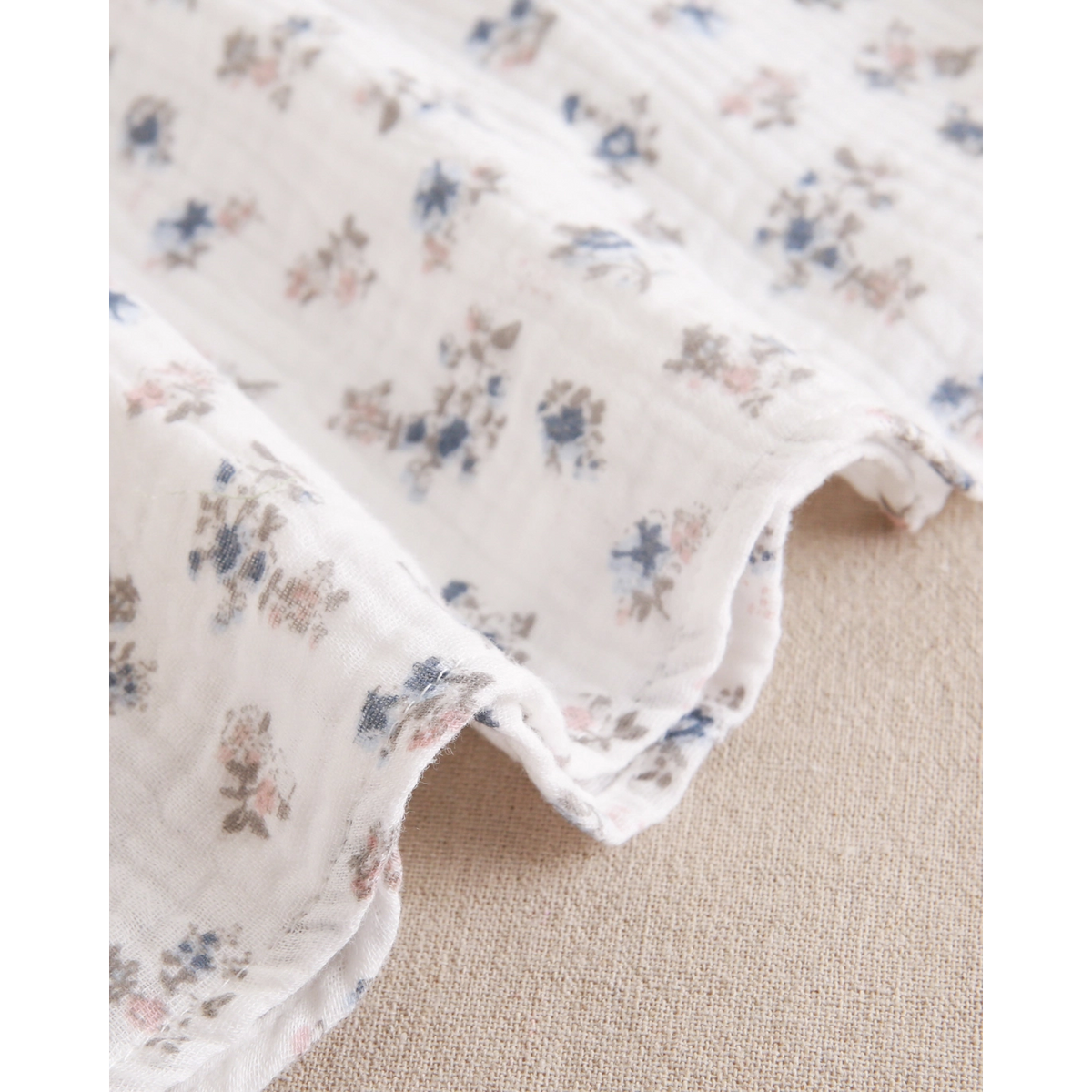 Vestido de niña de bambula blanca floral y pompón azul