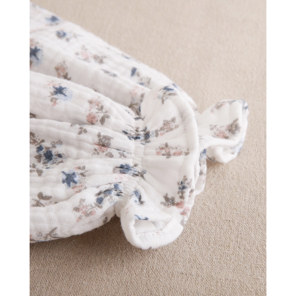 Vestido de niña de bambula blanca floral y pompón azul