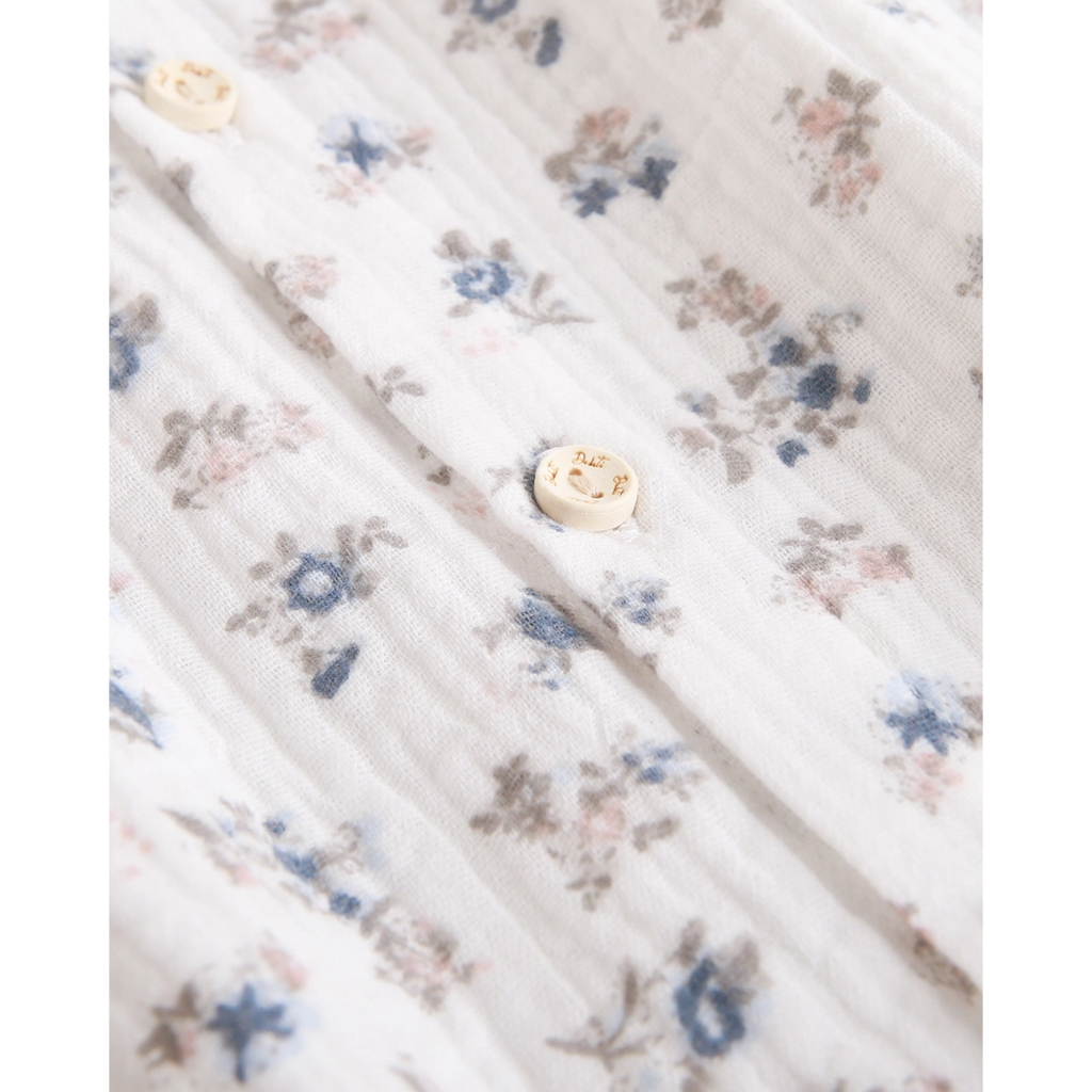 Vestido de niña de bambula blanca floral y pompón azul