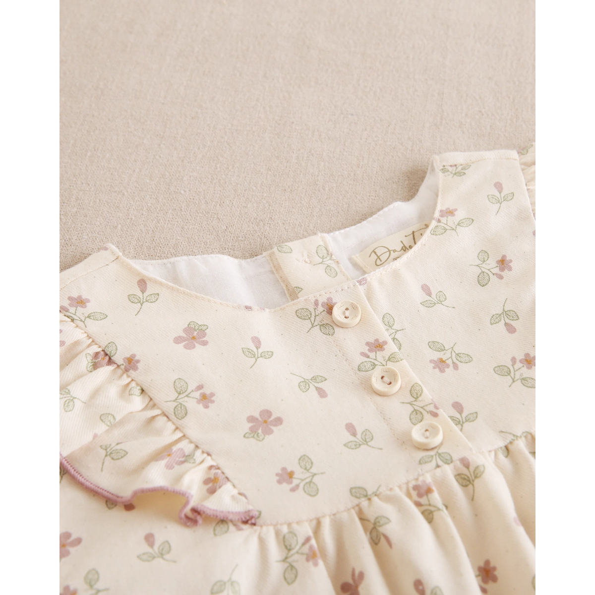 Vestido de niña de flores con volantes rosa