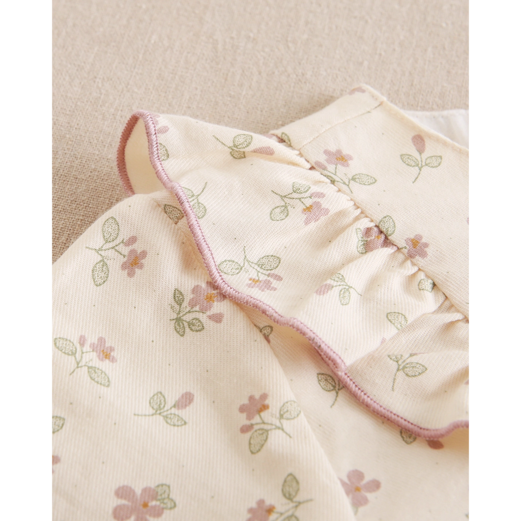 Vestido de niña de flores con volantes rosa