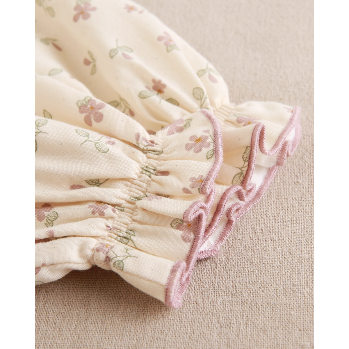 Vestido de niña de flores con volantes rosa