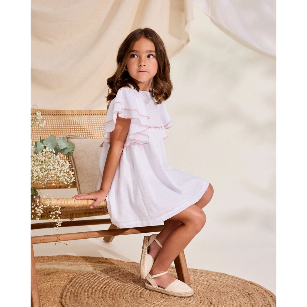 Vestido de niña de plumeti blanco con volantes en manga