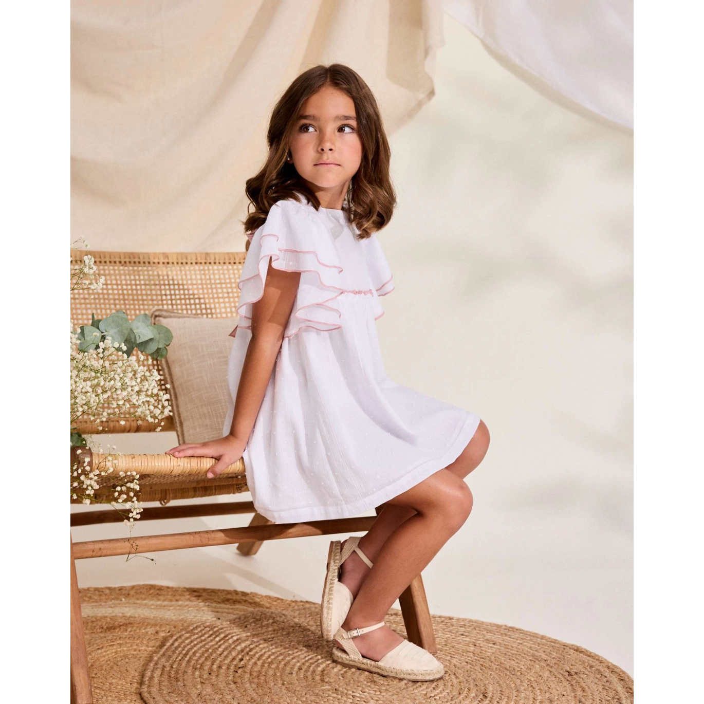 Vestido de niña de plumeti blanco con volantes en manga