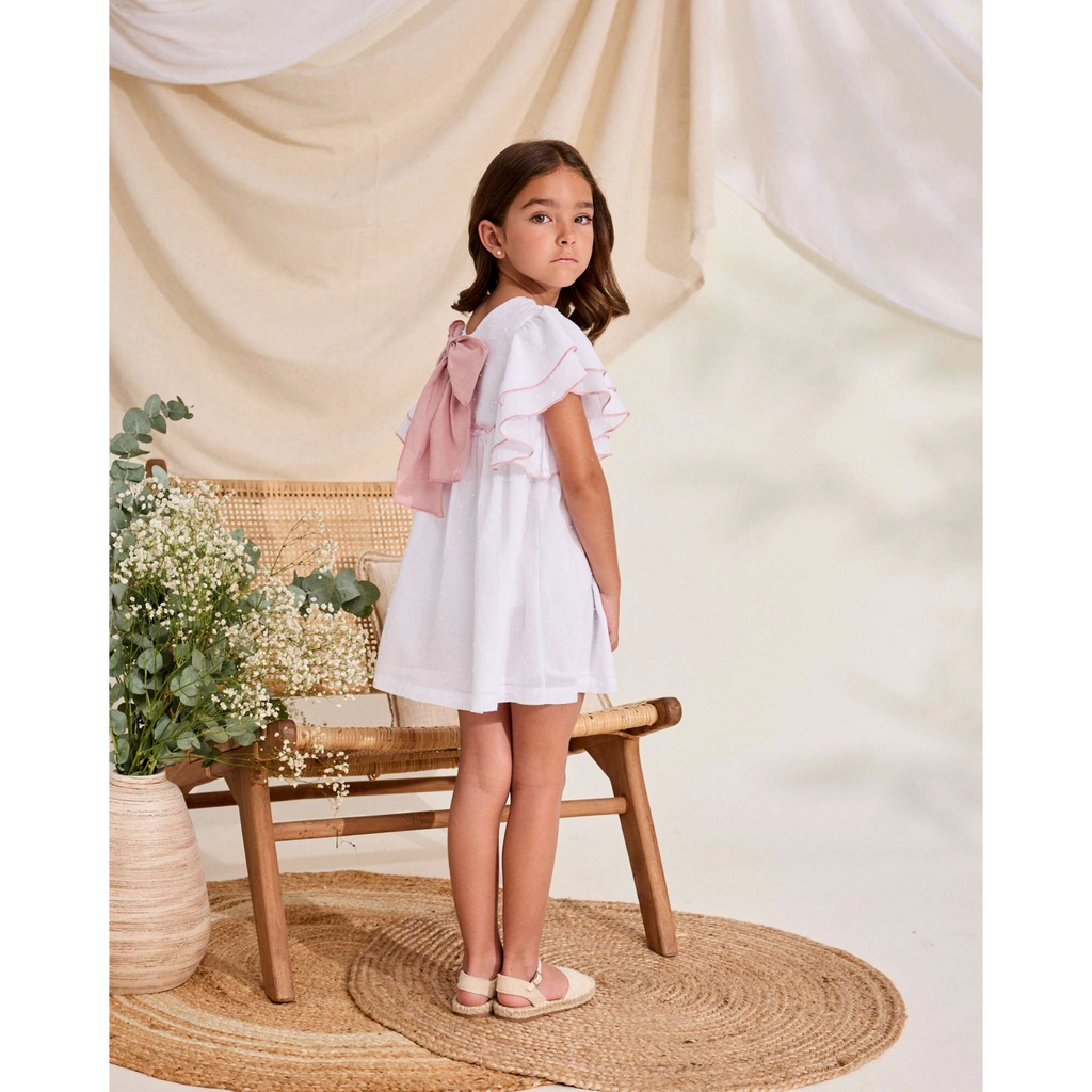 Vestido de niña de plumeti blanco con volantes en manga