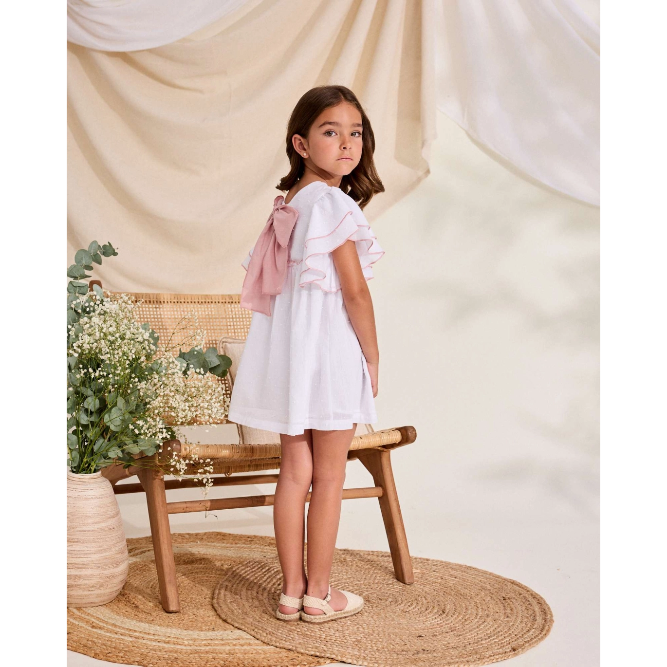 Vestido de niña de plumeti blanco con volantes en manga