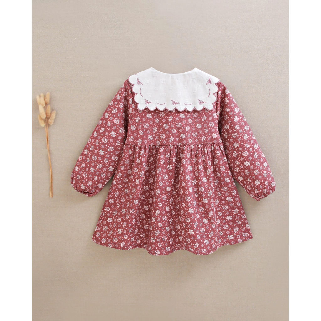 Vestido de niña estampado con cuello con volante bordado
