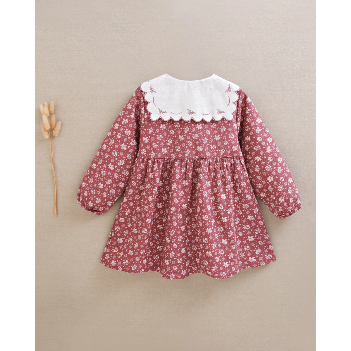 Vestido de niña estampado con cuello con volante bordado