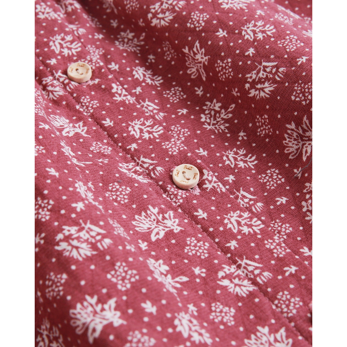 Vestido de niña estampado con cuello con volante bordado